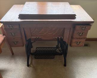 SEWING MACHINE TABLE (NO SEWING MACHINE)