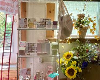 METAL SHELF, FLORALS