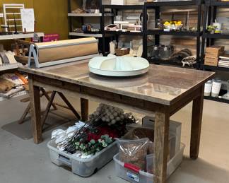 TABLE, GIFT PAPER RACK