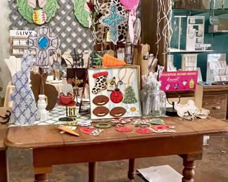 ANTIQUE TABLE