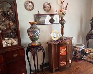 Cloisonné vase on oriental stand, small display cabinet & Victorian lamp