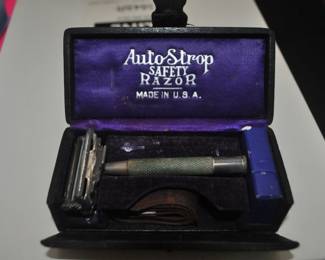 Nice Vintage Razor in Case 