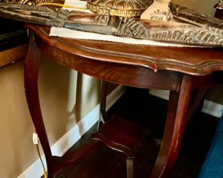 Antq scalloped table 