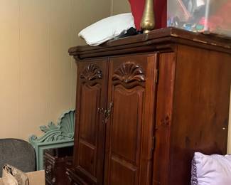 TV armoire 