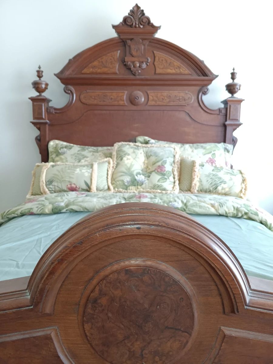 Victorian Queen/Full bed