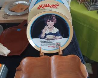1990 Kellogg's Nostalgia Collection collector plates feature vintage corn flakes advertisements with a distinctive gold rim.