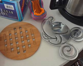 Trivots, silicone hamburger holders