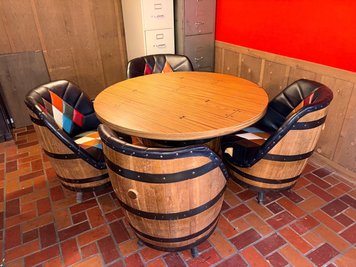 VTG Whiskey Barrel Card Table W/4 Swivel Chairs!