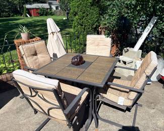 Outdoor Table & 4 Chairs /Umbrella!