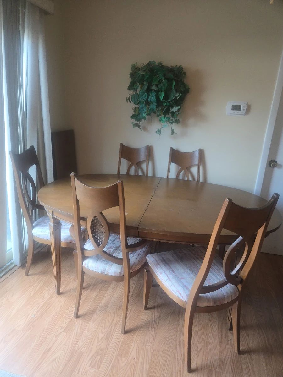 FURNITURE  DINING ROOM TABLE