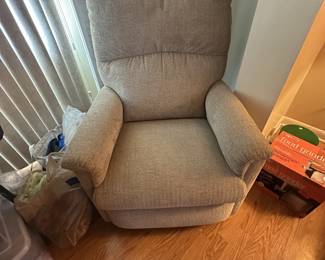 FURNITURE  LAZBOY RECLINER