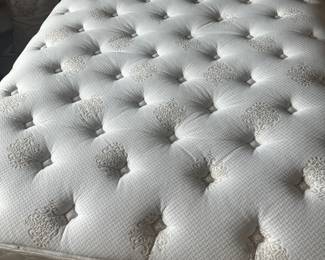 FURNITURE  QUEEN BED MATTRESS