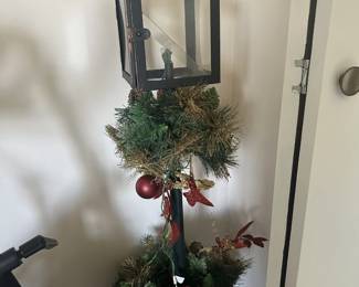 CHRISTMAS LIGHT POST