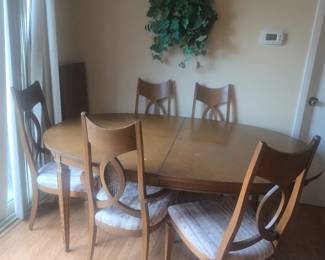 FURNITURE  DINING ROOM TABLE