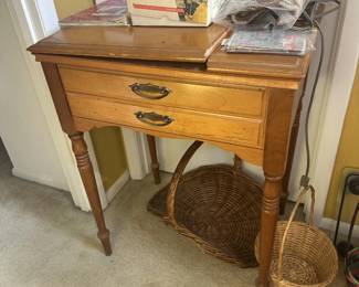 SINGER SEWING MACHINE IN CABINET