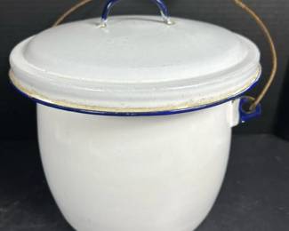 093 vintageenamelwarechamberpotwithlid