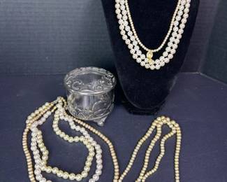 010 vintagefauxpearlnecklaceswithornate