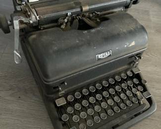 127 vintageroyaldesktopmanualtypewriter