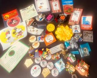 064 lotofvintagepinsstickerspatchespol