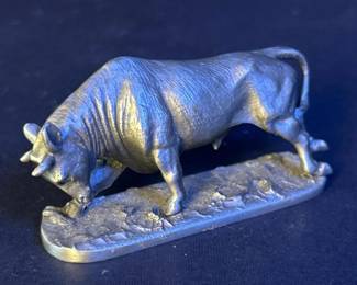 141 verysmallpewtertonedmetalbullfigur