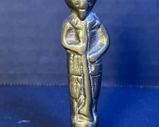 142 verysmallcastmetalfigurinewiththre