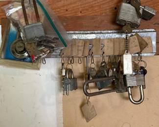 602 mixedlotofpadlockswithkeys