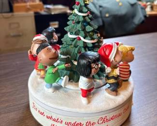 236 hallmarkpeanutsgallerymusicalchristm