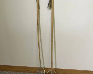 494 pairofvintagebambooskipolesmetalb