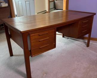 353 largemcmwoodenexecutivedesk
