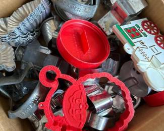 296 lotofvintagemetalplasticcookiecutt