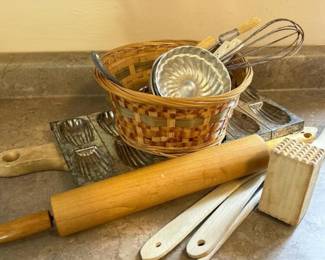 135 vintagekitchenutensilslotrollingpin