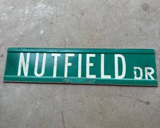 407 nutfielddrivegreenmetalstreetsign