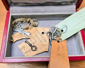 091 vintagecollectionofassortedskeleton