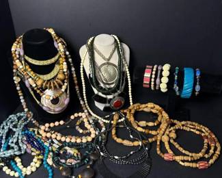 616 mixedcostumejewelrylot