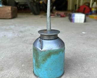 308 vintagemetaloilcanwithbluepainted
