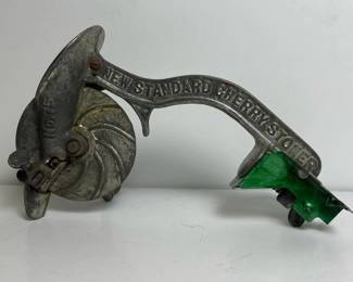 062 vintagecastironnewstandardcherryst