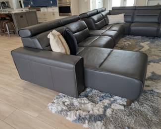 Paloma leather in "Rock" color, with wide arm and wood feet option