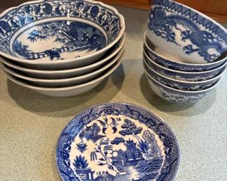 021 vintagejapanesebluewhiteporcelainbo