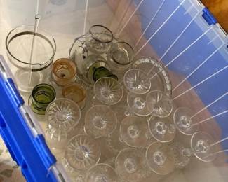 371 toteofvintageassortedglassware