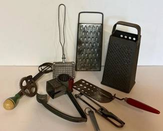 160 vintagekitchenutensileightpiecelot