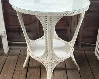 041 vintageroundwhitewickertablewithgl