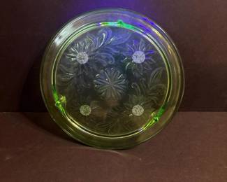 280 vintagegreenuraniumglassfootedcake