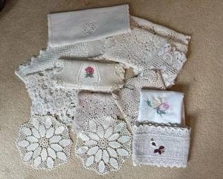 359 vintagecrochetedlacedoiliesembroider