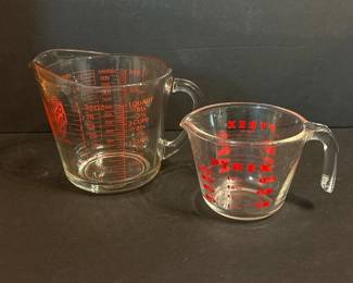 185 pairofglassmeasuringcupsovenbasics