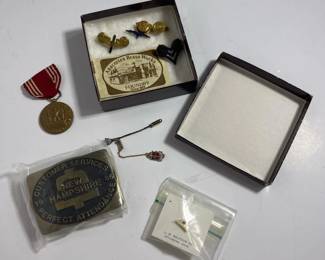 196 vintagemilitarypinsassortedservicea