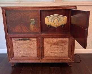 Antique Zenith Radio Cabinet *