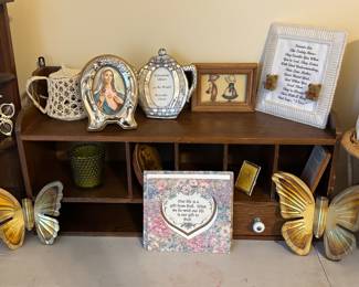 Assorted decorative decor