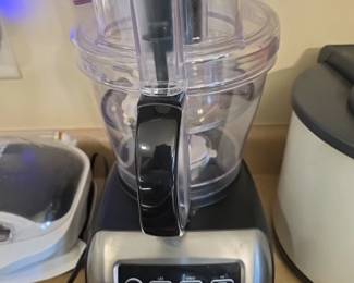 Farberware FP3200 12-cup food processor featuring stainless steel accents