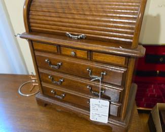 Roll top jewelry box