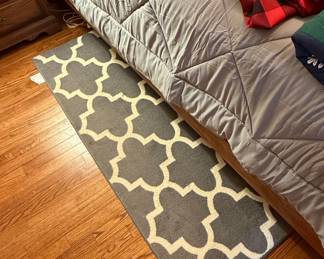 Safavieh Courtyard Grey Quatrefoil Runner Rug